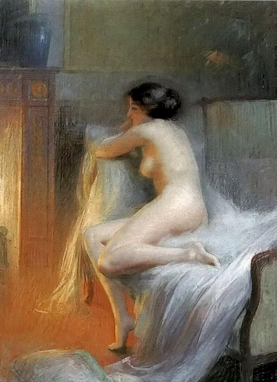 Una donna nuda seduta accanto al fuoco